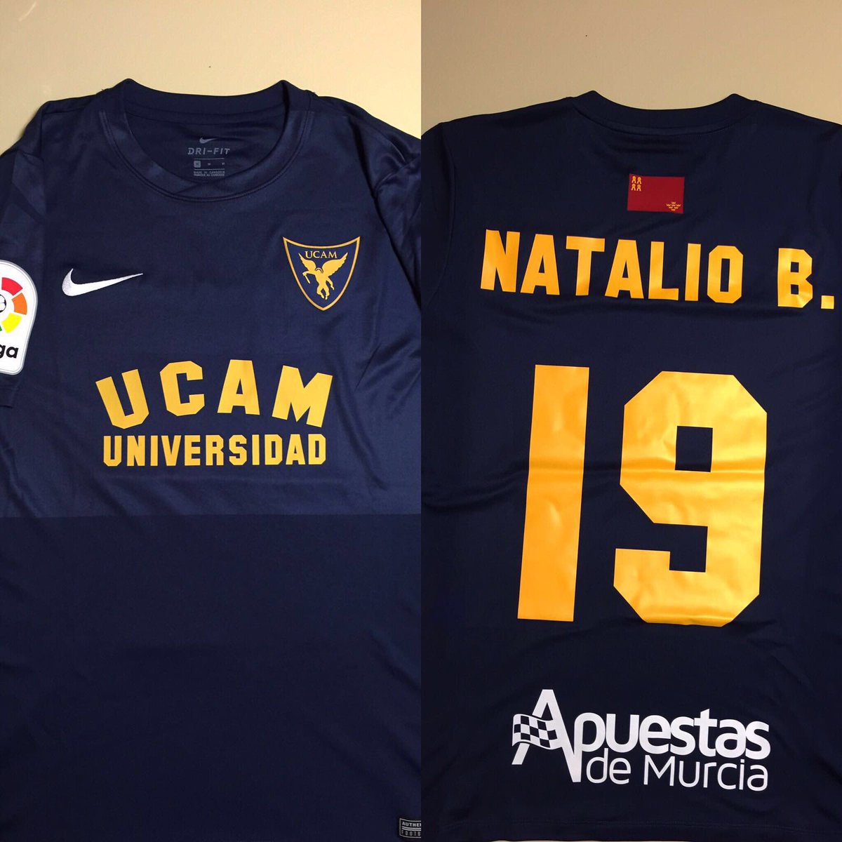 Quiero tener un detalle con todos vosotros. Sígueme y retweet para ganar una camiseta como ésta⚽️Un abrazo a todos y mucha suerte!!🍀