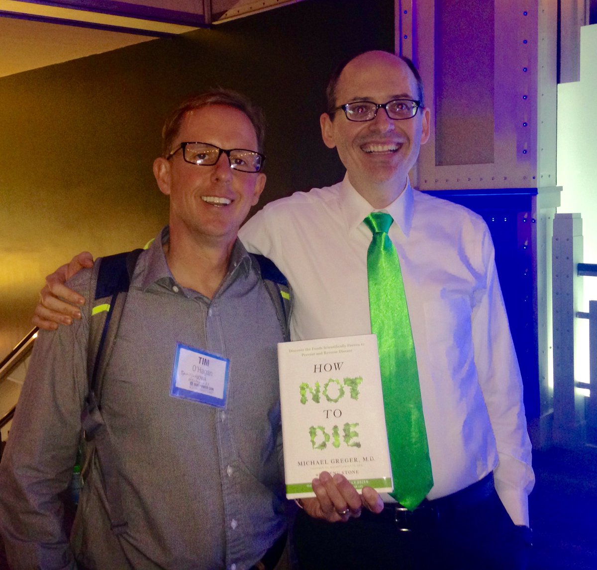 tohagan33's tweet photo. Surreal to use Dr. Greger's @nutrition_facts materials in class & then meet, hear him speak & receive his book! Thx! #OurPowerCan #healthed https://t.co/Jup3hetBVi