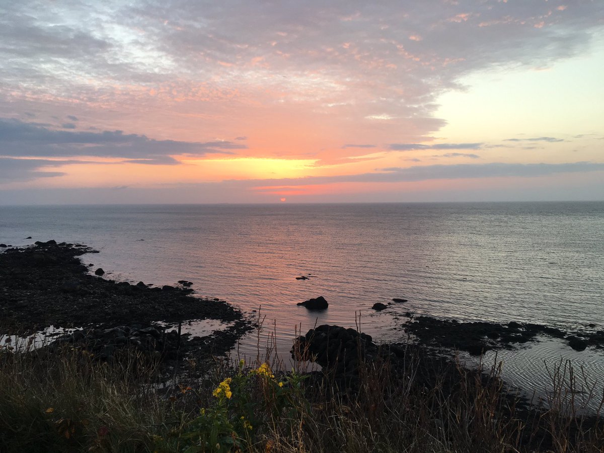 PPS_Science's tweet photo. Why are sunrises colorful? A phenomenon we wonder about-phenomenon are part of #NewSTEFramework foundation (sunrise White Horse Beach 10/19) https://t.co/rNsLd7i6Ya