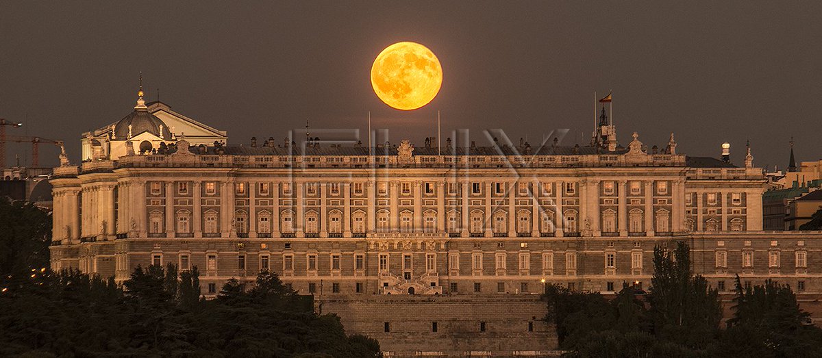 FLIXFOTO's tweet photo. Luna de agosto, septiembre y octubre https://t.co/qt5OLqEpmW