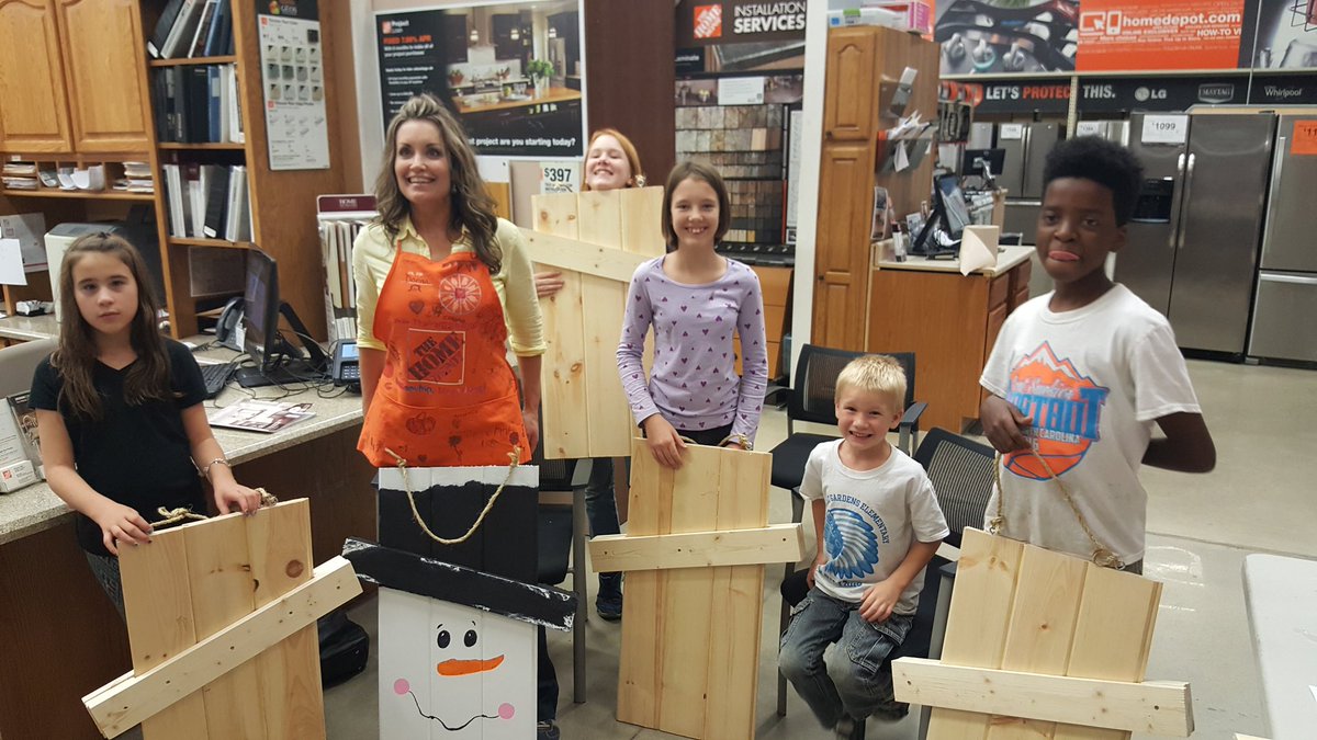 THDJoeyGarren's tweet photo. Everyone did an amazing job with the 3625 DIH. Check out the awesome apron the kids made for Donna. @JoeStrongTHD @scloutier22 https://t.co/hp8xdfrEnj