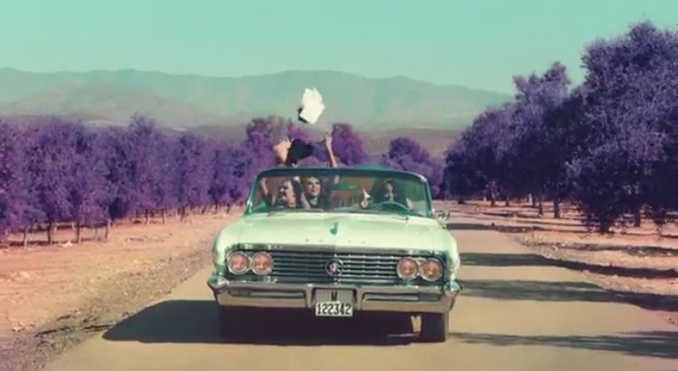 stylesfatal's tweet photo. AS MENINAS JOGARAM O URSO QUE O ZAYN DEU PRA PERRIE PRA FORA DO CARRO EU TO BERRANDO TANTO #ShoutOutToMyExVideo https://t.co/dmbelsRbuy