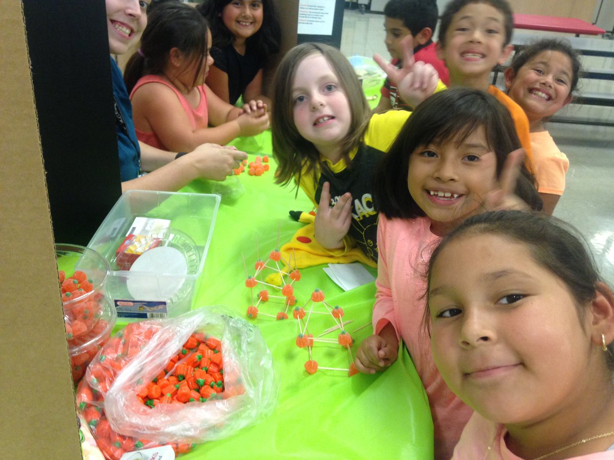 riovistaCARES's tweet image. #LightsOnAfterschool @wrenave STEM rotations #asprocks