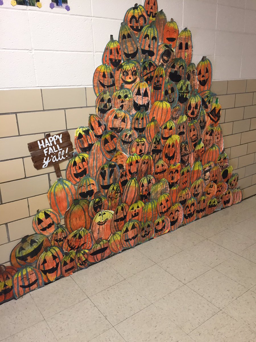 LRUEWildcats's tweet photo. 4th grade pumpkin patch!! #thanksmswilliams #WeAreLR https://t.co/bPdRCwayc0