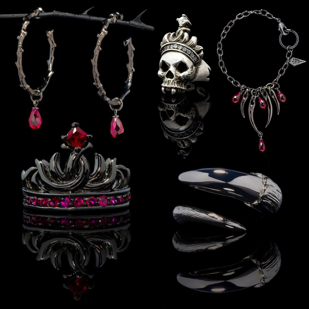 Spooky shiny vampire fangs and claws and assorted dead vampire jewellery
IAmAttitude.com/Vampire-Jewelr…

#vampire #fangs #claw #jewelry #skulls