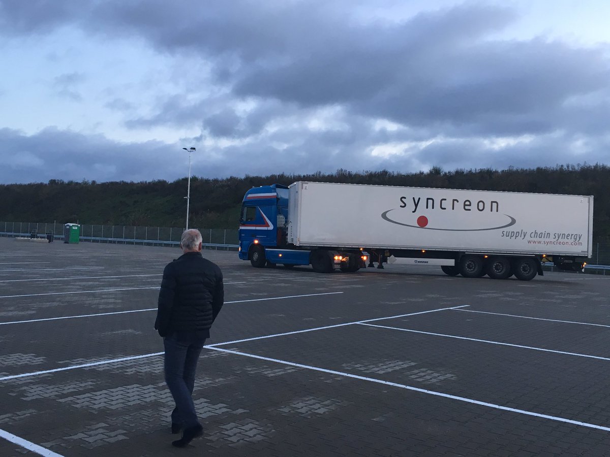 erikderidder's tweet photo. Met #BORT, GVT &amp; @BOMBrabant en partners Truckparking Vossenberg geopend. Voorziet in logistieke topregio #Tilburg aan belangrijke behoefte! https://t.co/A3MSM8QpZ3