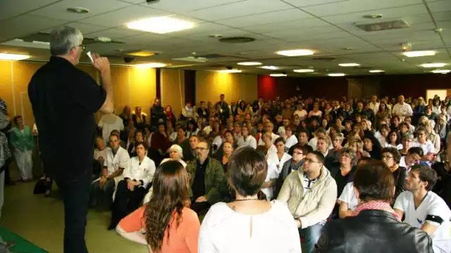 RaphaelBerenger's tweet photo. Une salle comble pour défendre l'IFSI de Falaise : étudiants, personnels, médecins... Tous ensemble pour un territoire. https://t.co/K6OWR1bnd1