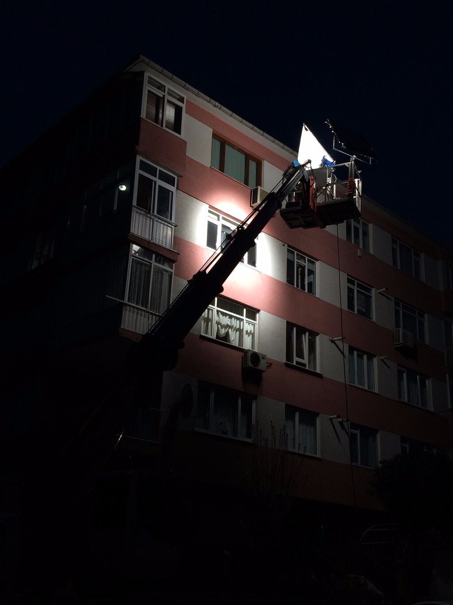 Arkadaşım elektriği kesilen kız arkadaşına muziplik olsun diye setten ışıkçı getirdi. Kız evde yok shhsdshs. Kıza telefonda bağırıyor şu an.