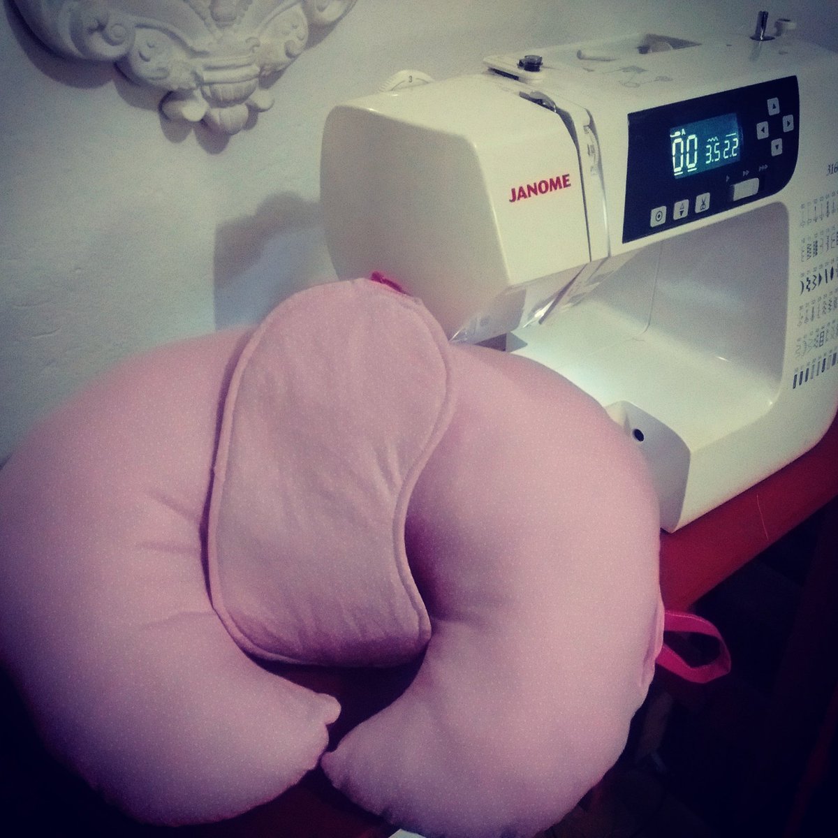 AteliedaCamicia's tweet photo. Kit Viagem - Almofada de pescoço + Máscara de dormir! 💓💓💓 #itu #ateliêdacamicia #famíliaateliêdacamicia #almofadadepescoço #kitviagem https://t.co/Bu7nnyxj3S