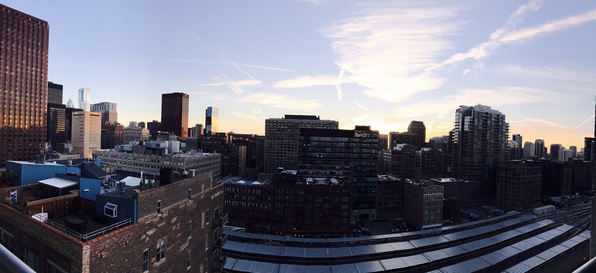 encore_chops's tweet photo. When you wake up early enough to catch that beautiful sunrise!#Chicago https://t.co/9EiGDpcohI