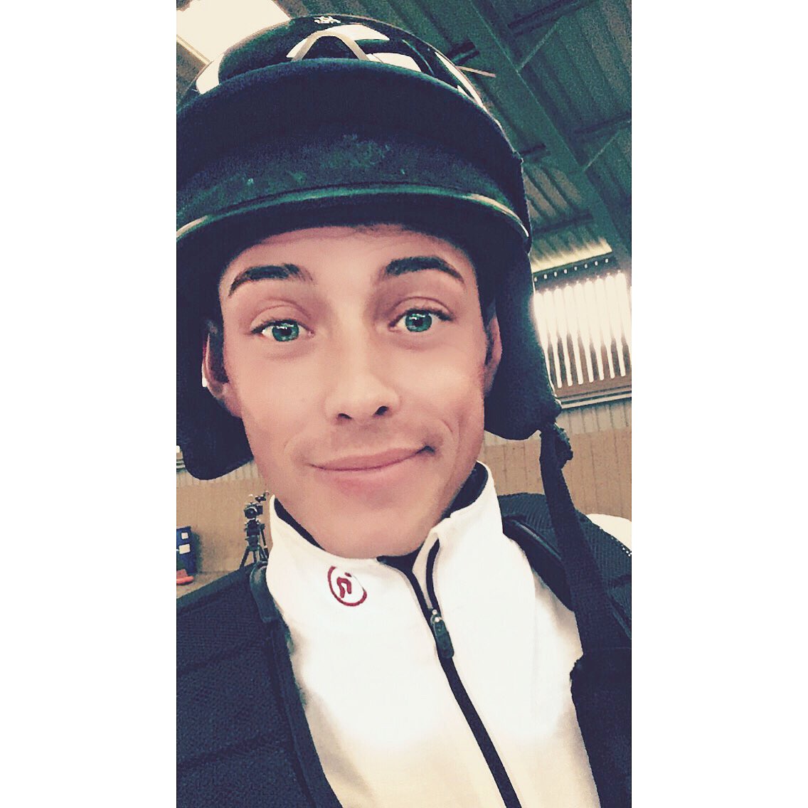 andytllewellyn's tweet photo. Great afternoon doing a photo shoot with @EquineP #racesafe #bodyprotectors #lovethelifeyoulive https://t.co/7hqBzBdjNH