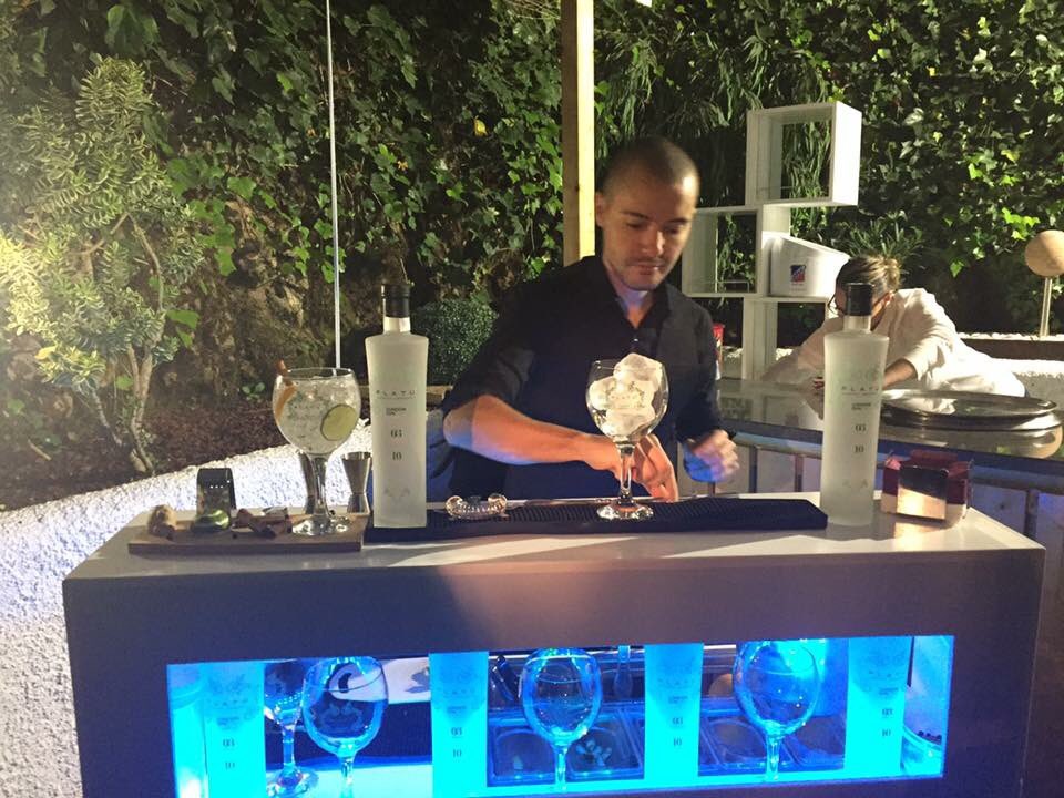 En unos minutos Santi Fanego preparará Gin Tonic con <a href="/GalicianGin/">platupremium</a>. #Inauguramos #Atípica #Restaurante