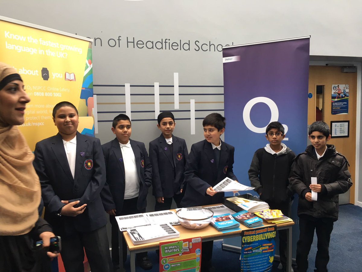 TD_Dewsbury's tweet image. Spreading the word about nspcc small talk at the local school. ( the chap in the glasses is little shoky)🤗🤗 #O2SmallTalks