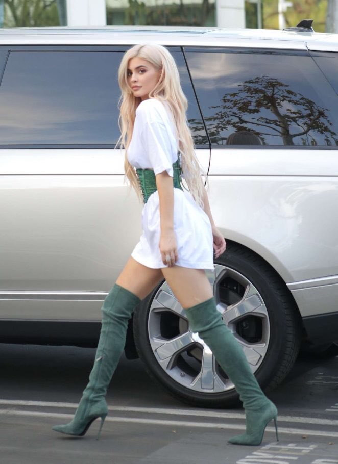 Streetstylesss's tweet photo. Kylie Jenner in Mini Dress Leaves an Office Meeting in LA🐢 https://t.co/bbTdnYgOC2
