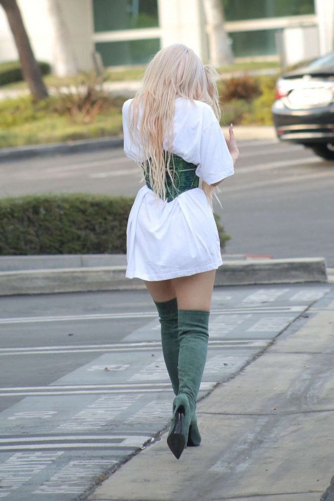 Streetstylesss's tweet photo. Kylie Jenner in Mini Dress Leaves an Office Meeting in LA🐢 https://t.co/bbTdnYgOC2