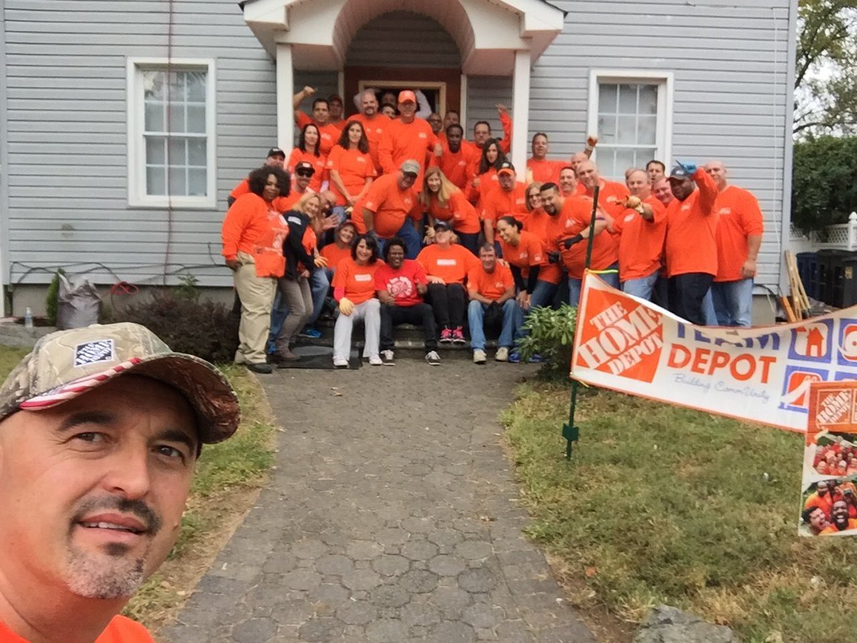 nyyroro's tweet photo. Whether u volunteer or donate time w/ ur local nonprofit, post or RT a #ServiceSelfie! Tell ur friends &amp; we donate $1 to vet-related causes! https://t.co/rkEhqzf7vc