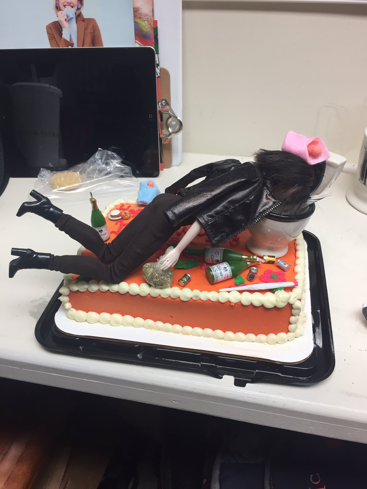 Lord Farquaad Sur Twitter Omg My Birthday Was Literally Three Weeks Ago And My Co Workers Just Brought Me This Birthday Cake And I M Crying