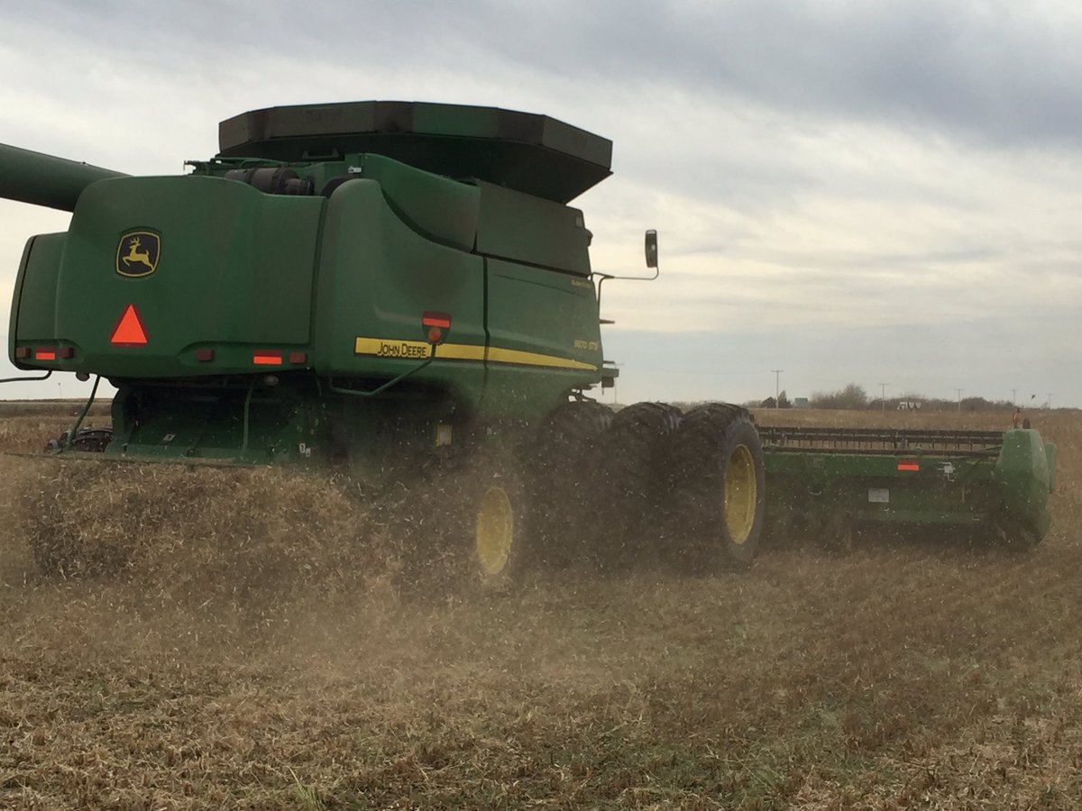 robmakowsky's tweet photo. Why join #teamtracks when you can join #teamtriples.  Go through mud and water like a boss! #harvest16 @westernproducer @CDNag https://t.co/zNDkjzTnXm