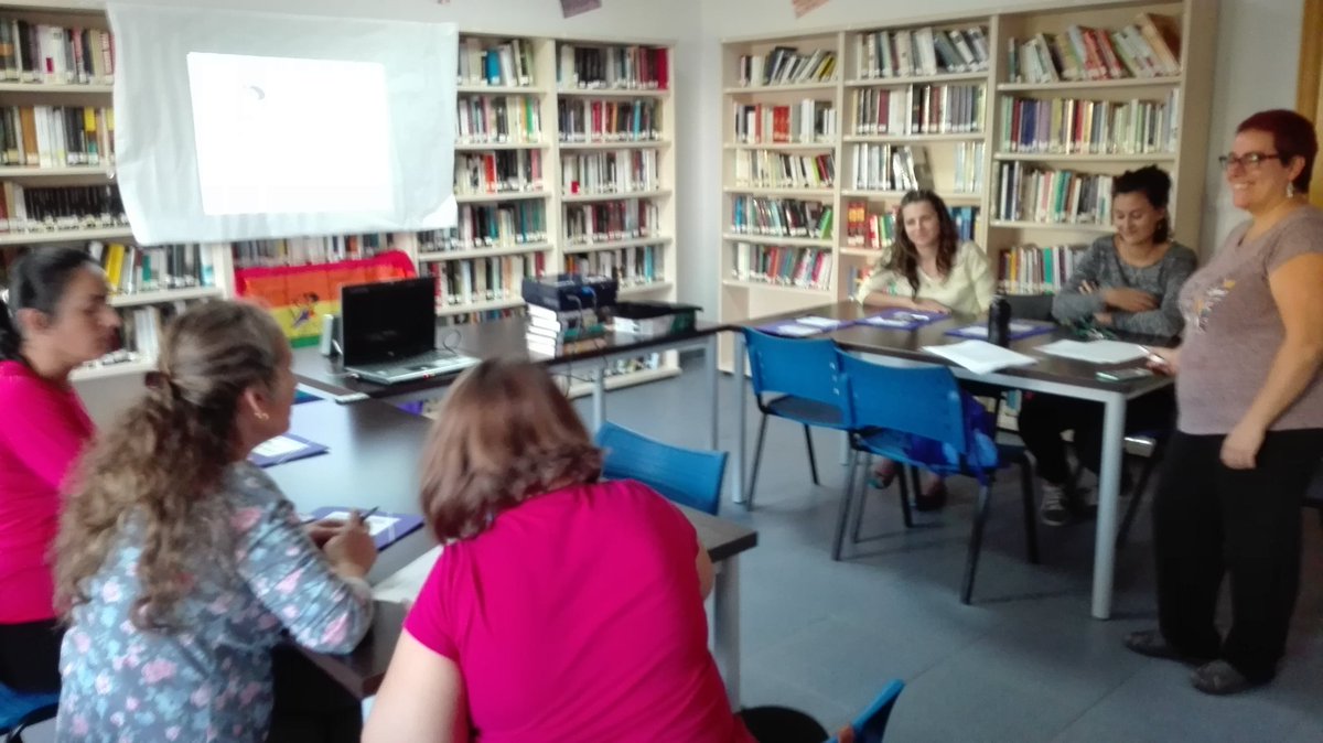 jovenesEE's tweet photo. Hoy hemos estado hablando sobre diversidad familiar y afectivo-sexual con La Escuela de Madres y Padres en Valdehornillos @EEntiende https://t.co/FWLfmMfmLf