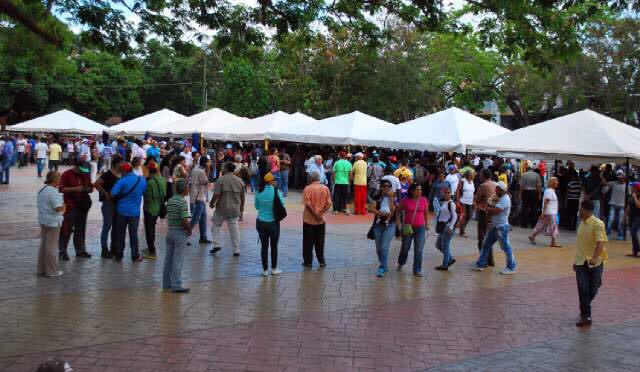 Warner_Jimenez's tweet photo. 3. @Almagro_OEA2015 esas eran colas de gente, meses atrás cuando CNE exigió firmas/huellas solicitando Revocatorio https://t.co/oSNsiy98Vj