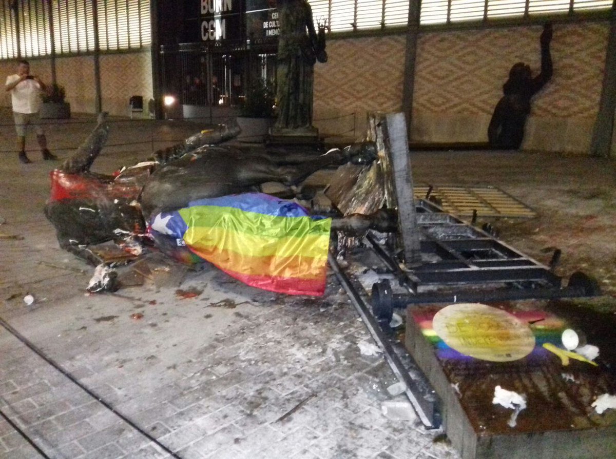 xavisanzribera's tweet photo. Això de les estàtues de Franco en realitat era una manera de fomentar la participació ciutadana, oi? #viuBarcelona #samataopaco https://t.co/gCPYSqKBTA