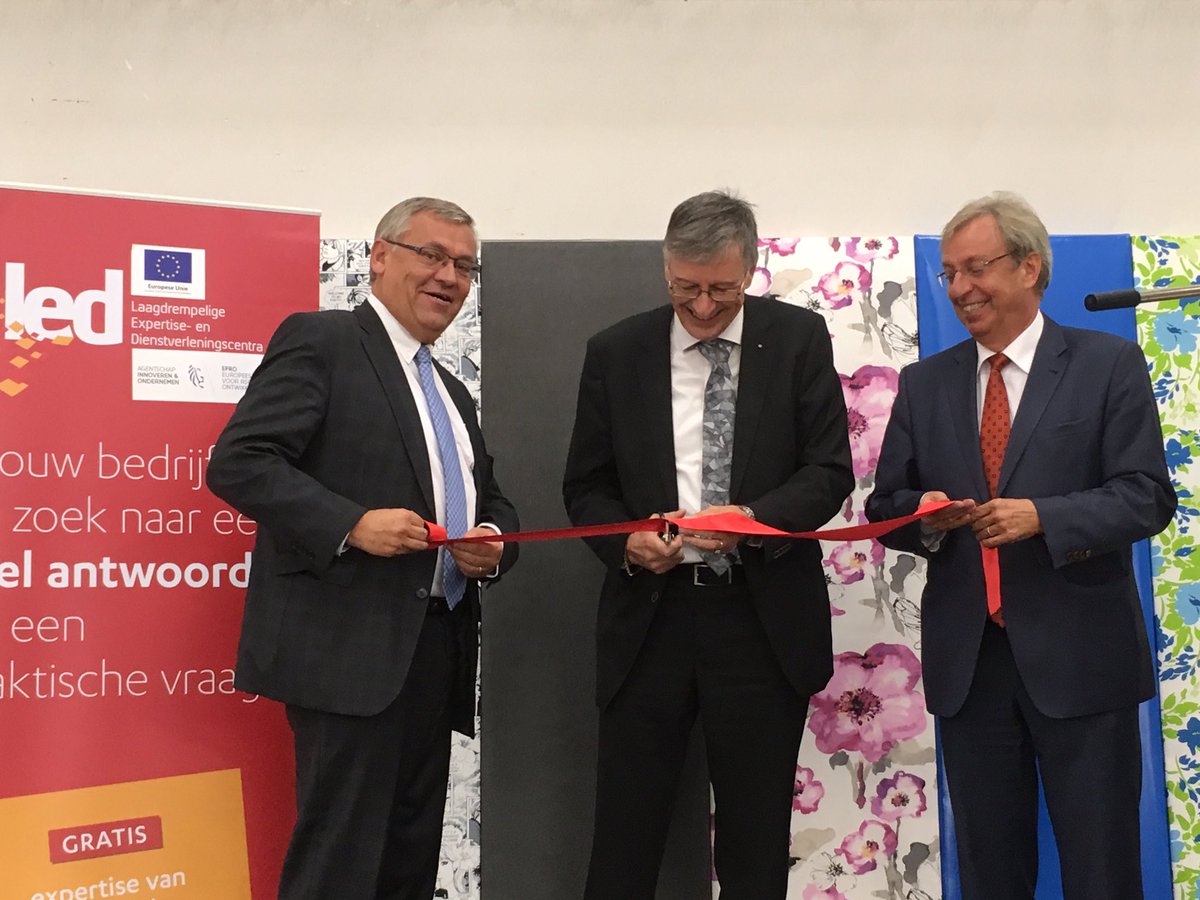 FaQuix's tweet photo. Met Erik Magnus (CEO #Creamoda) en Bert Hoogewijs (alg. dir. @Hogeschool_Gent) het lint doorgeknipt v nieuw Fashion&Textiles Innovation Lab https://t.co/WxE6FyZLI1