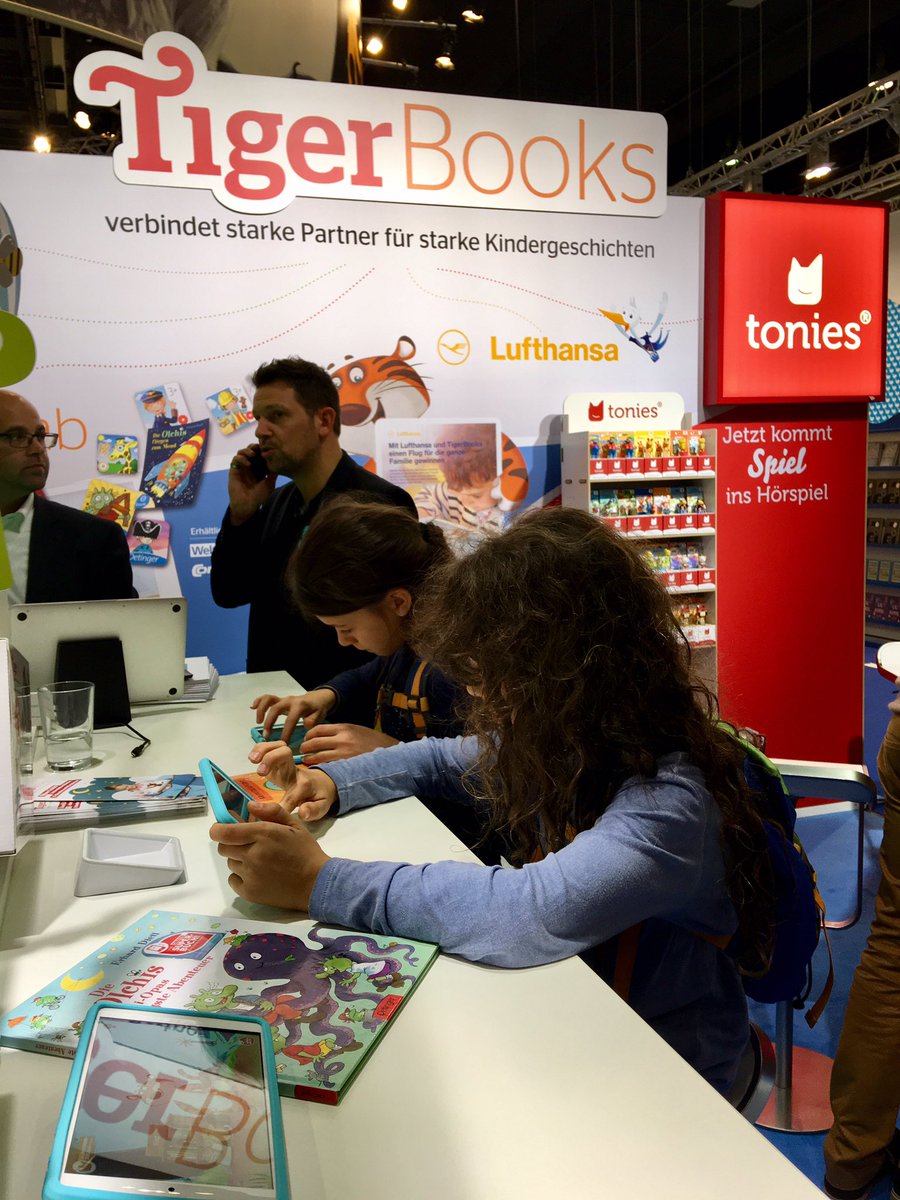 inkommodiert's tweet photo. Kids having fun with the #tigertab @Tigerbooks #fbm16 https://t.co/Ftj2Hz8b02