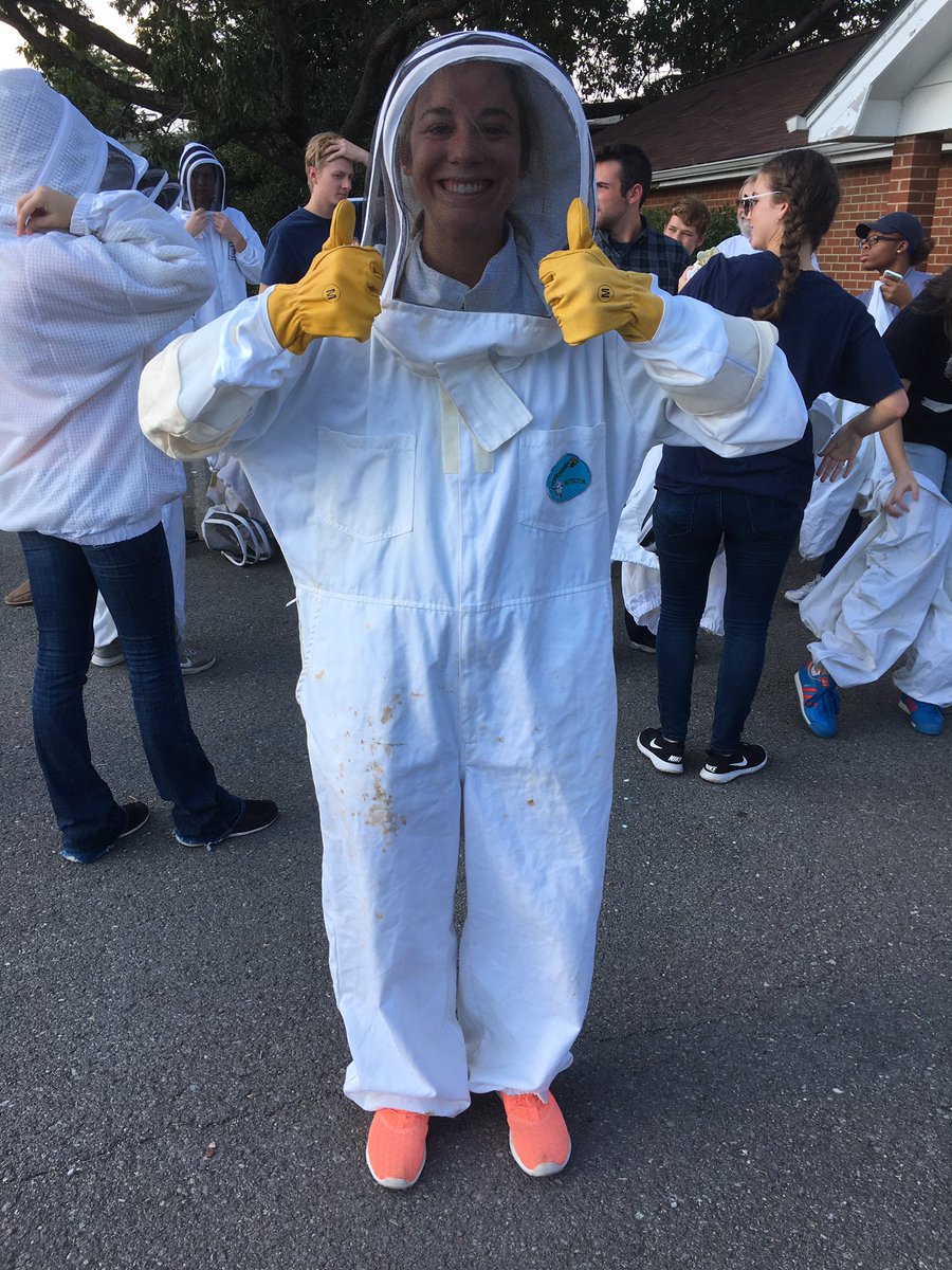 haley_hickam's tweet photo. Proud friend of cute bee keeper🐝 https://t.co/8OiDXisnyx