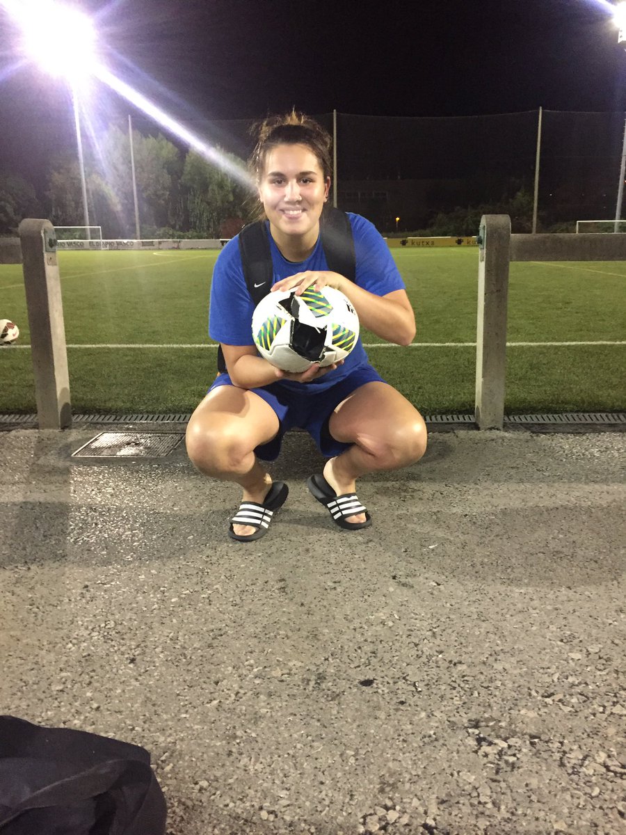 Geroz eta baloi gutxiago gelditzen dira Zubipen... hemen dugu erruduna! Emakumeen lehen taldeko <a href="/AinhoaMendez4/">Ainhoa Mendez</a>! ⚽️❌Isuna merezi al du? 😜