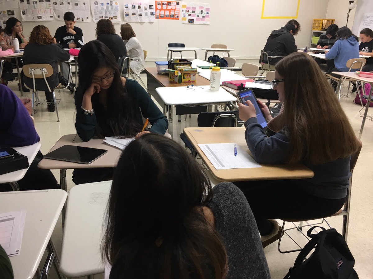 amorford84's tweet photo. #apspanish Ss sharing the Google sites they made about different immigrant and refugee groups. ¡Buen trabajo! #4langhlr #d218tech #insidehlr https://t.co/oELmOUsadA