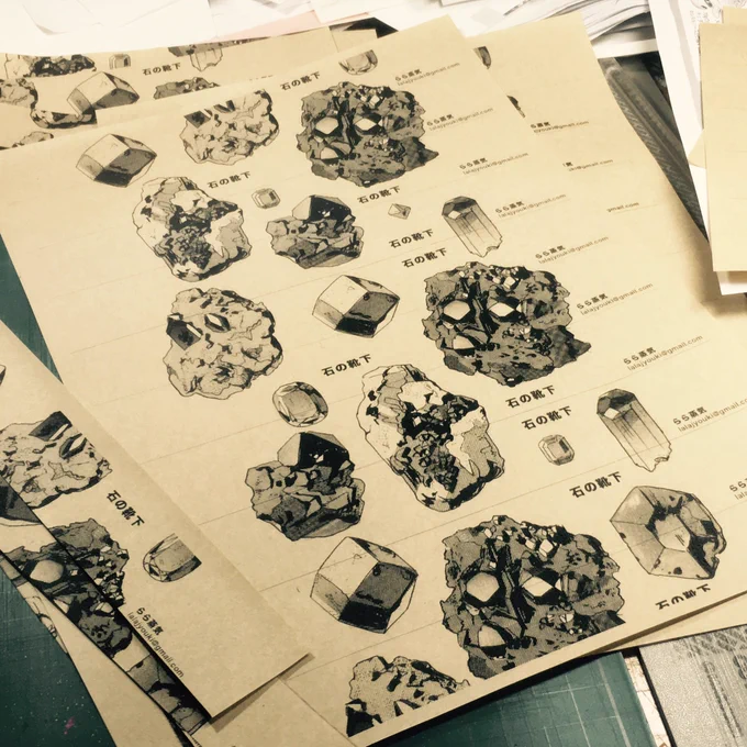 靴下にまく帯を作ってます。
モノトーンの標本画ってクラフト紙と相性いいねえ 