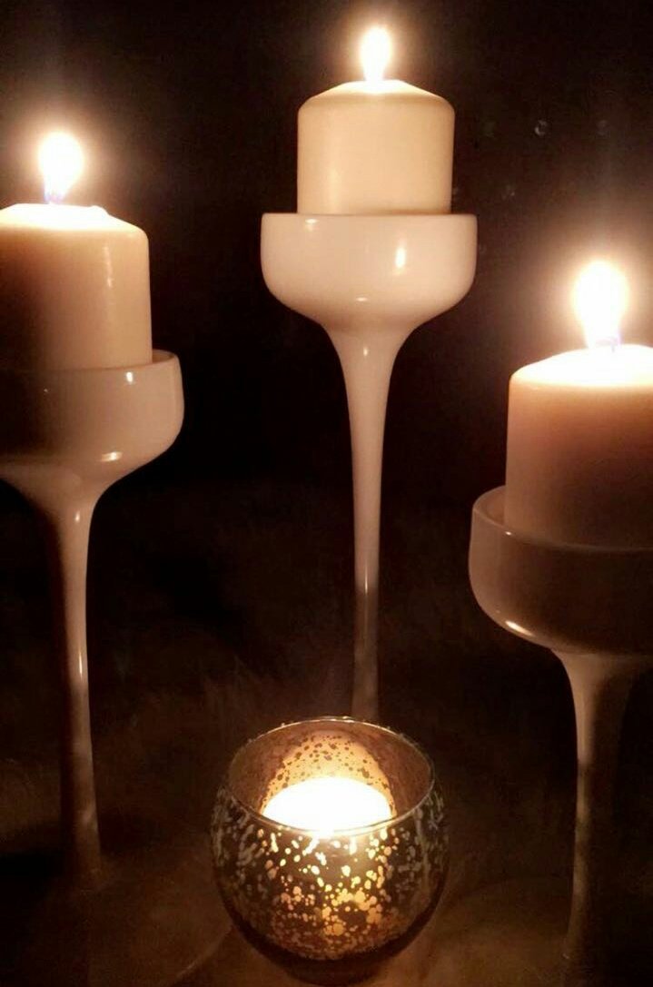 safia1715's tweet photo. أصعب ليلة عندما يمر طيفك
 فأهرب بصمتي بين حروفي
 لأذب كشمعة حنينٍ أشعلها نارُ الشوق..  🍁🍃
#صافيا https://t.co/aw2JrdAv51