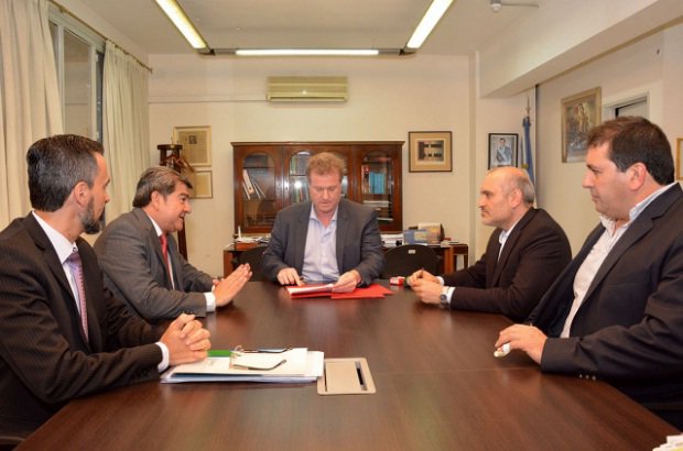 ChacoEnLineaInf's tweet photo. En #ChacoEnLinea el Ministro de Seguridad Dr @nievasmartino #Convenio por la federalizacion del Sistema de Atención de Emergencia policial https://t.co/NbWVl6fZF9
