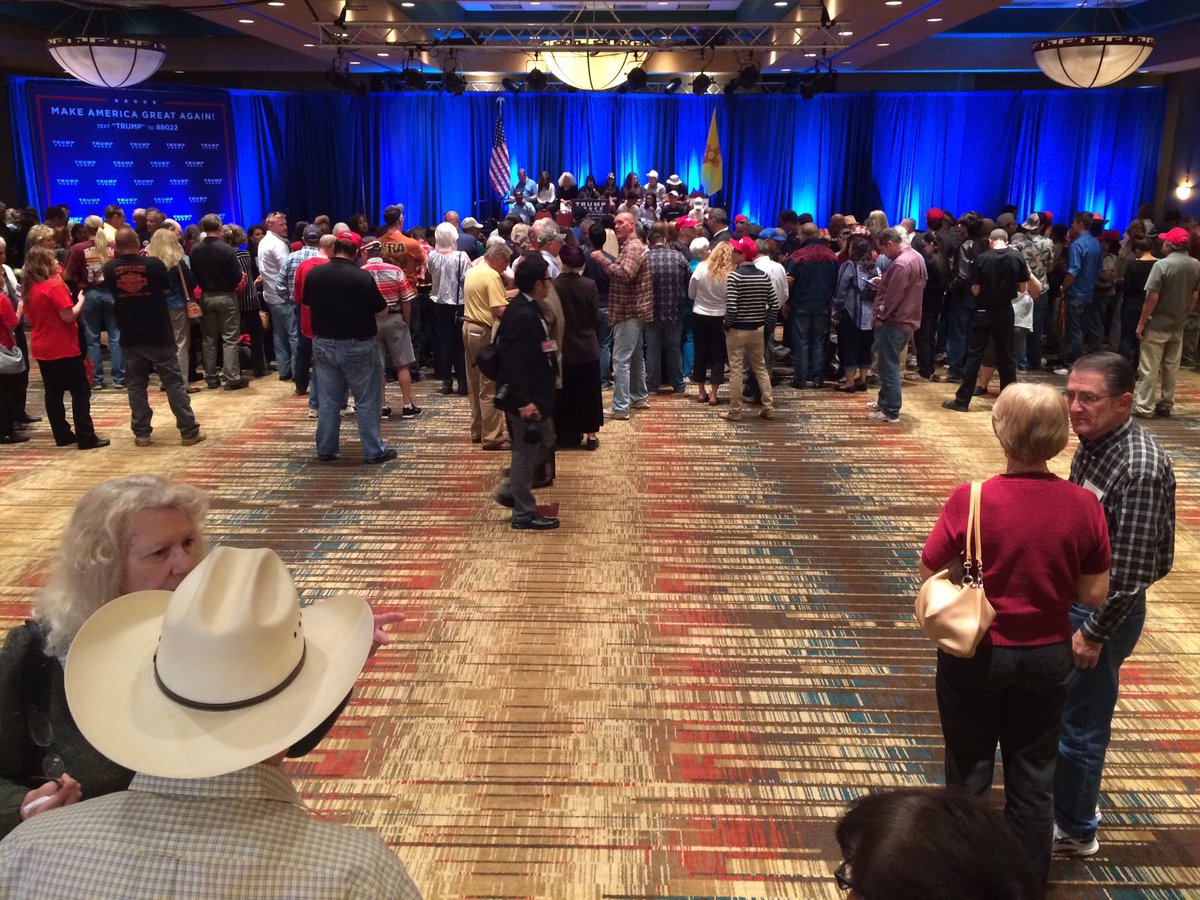 KRQEPhotoDroog's tweet photo. Folks are gearing up for the #MikePence rally in #thedukecity.@krqe_headlines https://t.co/nrkMdHZQLR