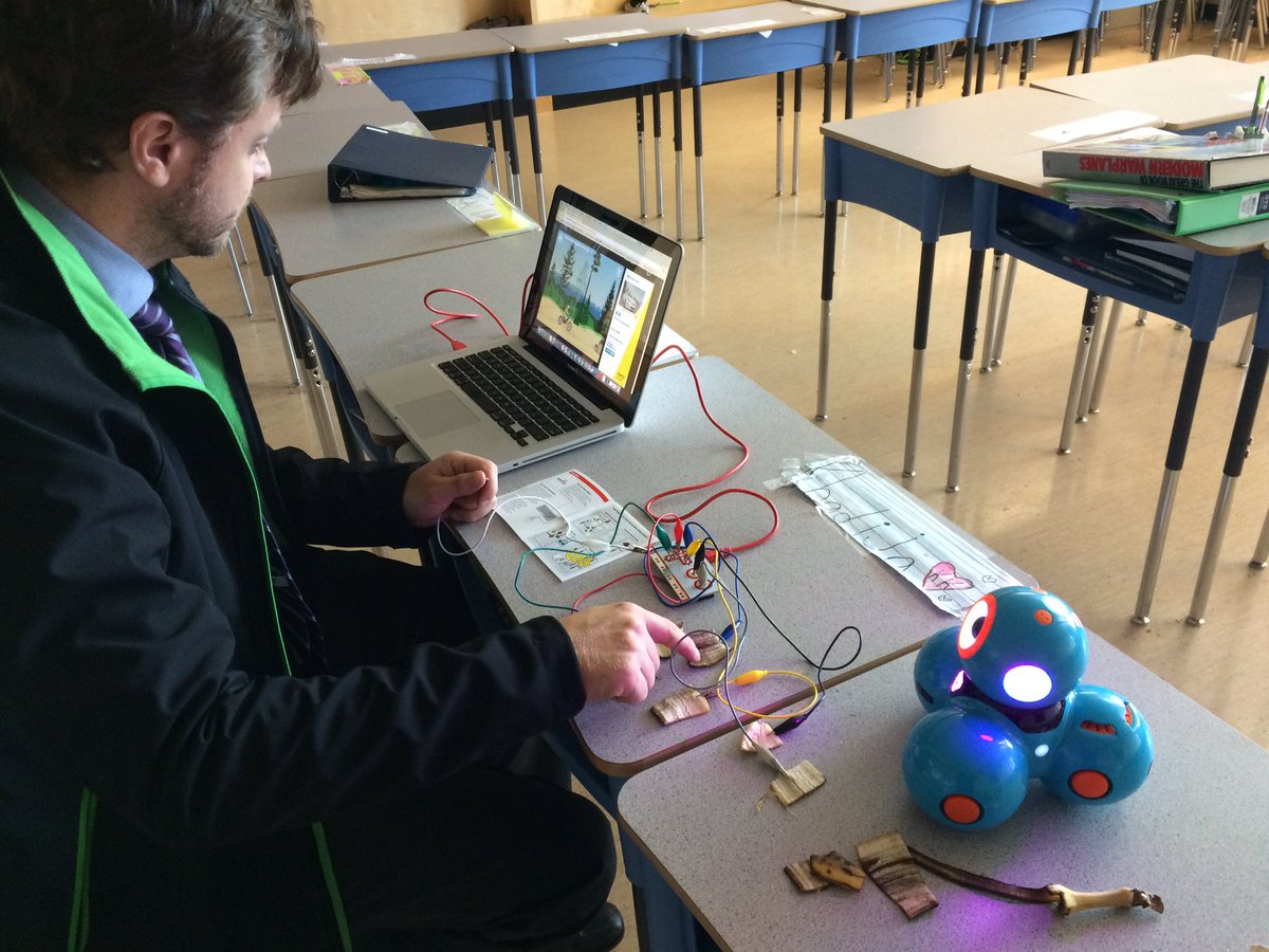 jfernj's tweet photo. After a long day we unwind with  @makeymakey banana peel video games while @WonderWorkshop DASH learns a thing or two in @MrDorlandsclass https://t.co/ceLMtGqcl7