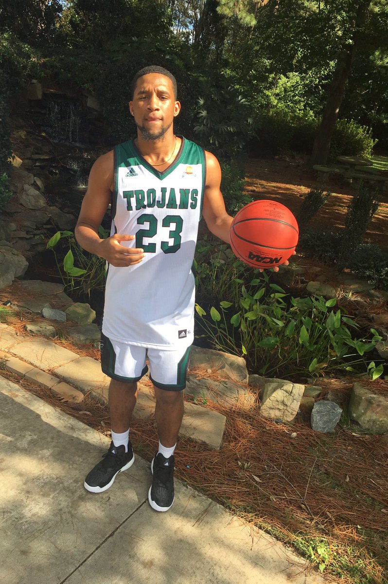 Hoophunt's tweet photo. Old Hugo 32 this for you! #ripstrat https://t.co/F3anobT8Dl