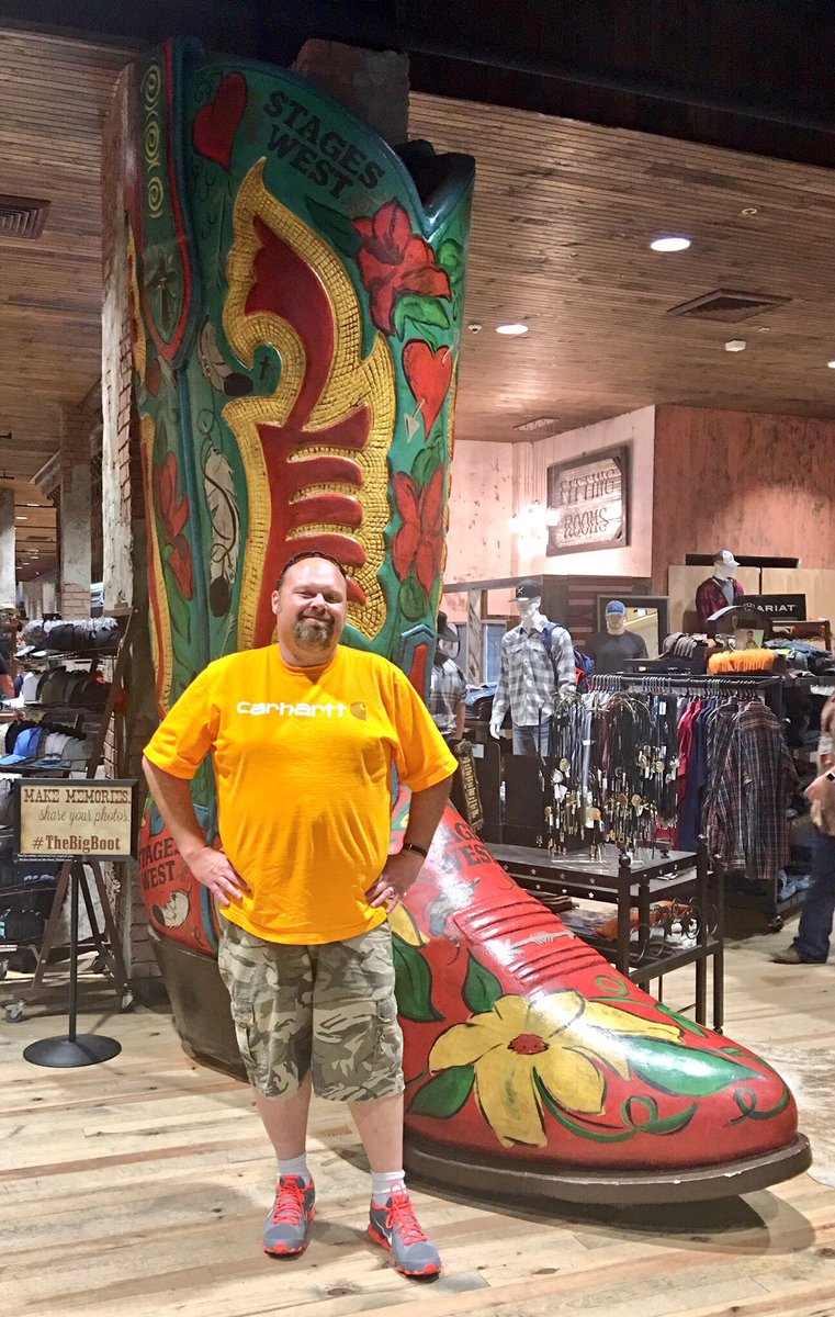thebrettman5's tweet photo. Big s/o to Wes w/@StagesWest for your hospitality & helping my wife pick out a new pair of boots Tues night. I also love my hat. #TheBigBoot https://t.co/wIxhrVeCnT