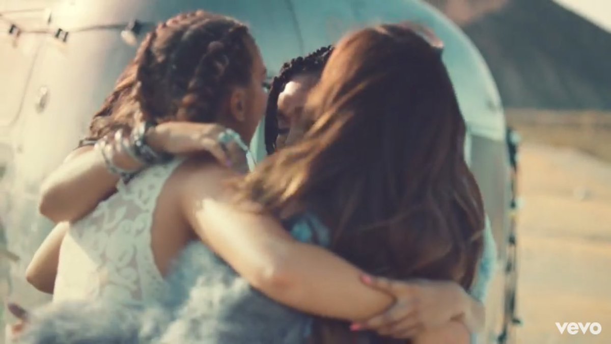 bloumixer's tweet photo. after a break up, you know they always got your back 😏😍👍🏻 friendship goals = @LittleMix 💕#ShoutOutToMyExVideo @LittleMixPH @LMWorld_Updates https://t.co/rAOyNi6T5j