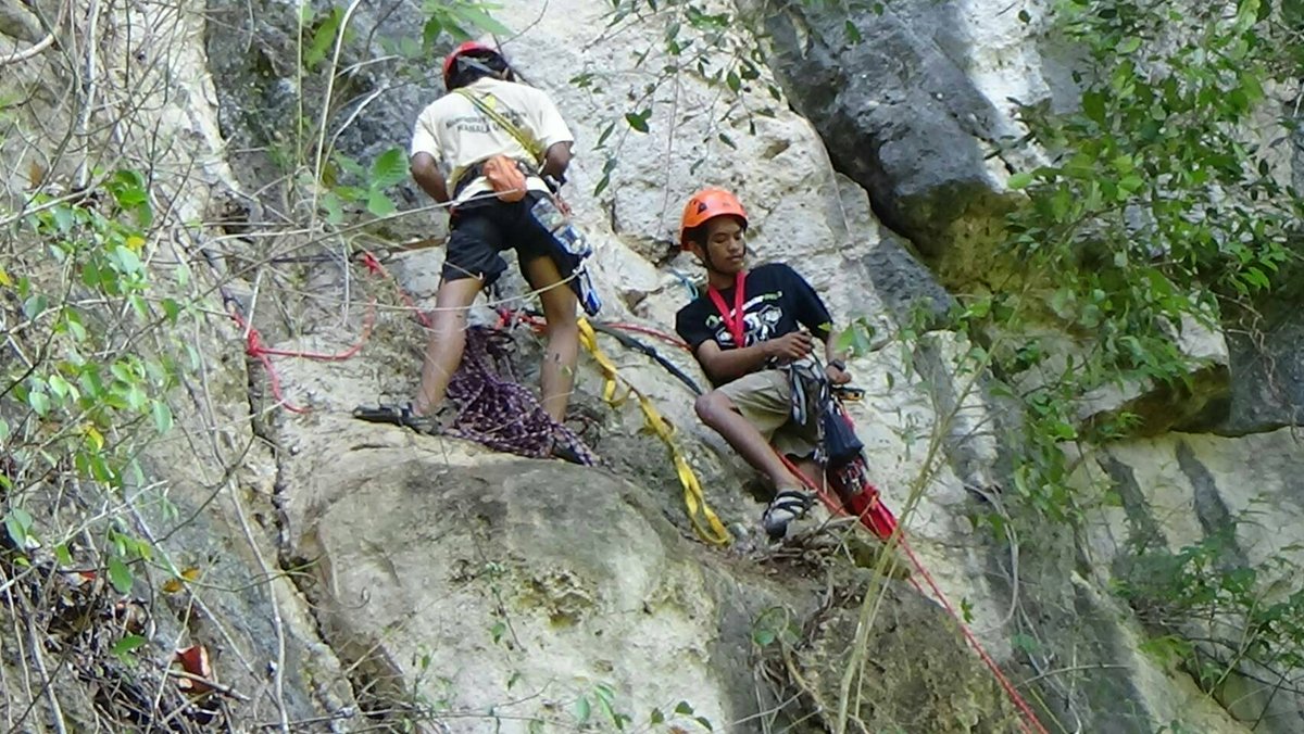 Tim divisi panjat tebing teknik artificial climbing dan sport climbing sedang berlangsung Di <a href="/Maros/">Maroš Mészáros</a> 
<a href="/Twkm28_sulsel/">TWKM 28 SulSel</a>
