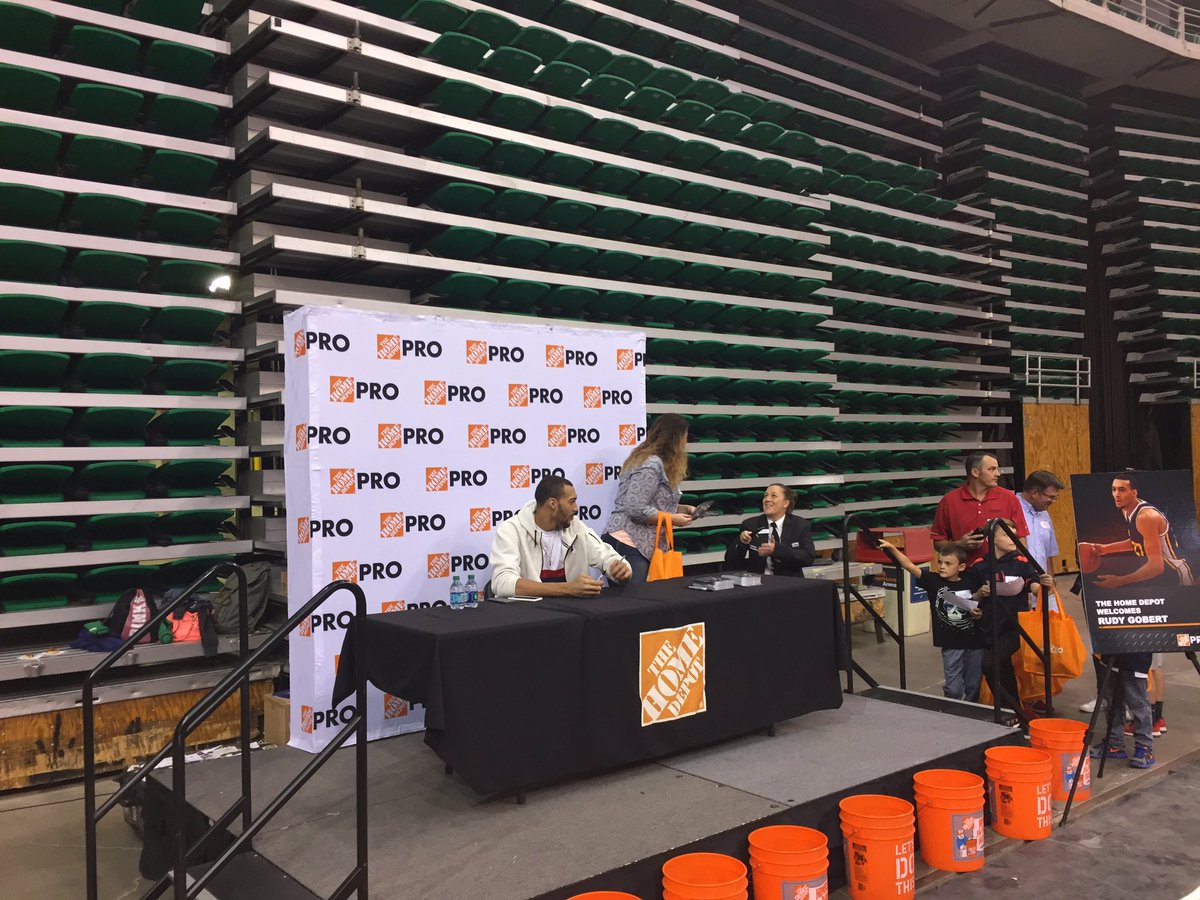 The crowd is pumped!  Rudy Gobert in the house!  #letsdothis #homedepot #UtahJazz <a href="/steveknott020/">بيع وتقسيط جولات</a> @HeartherMike @jrieves <a href="/BrockDarby1/">@BrockDarby</a>