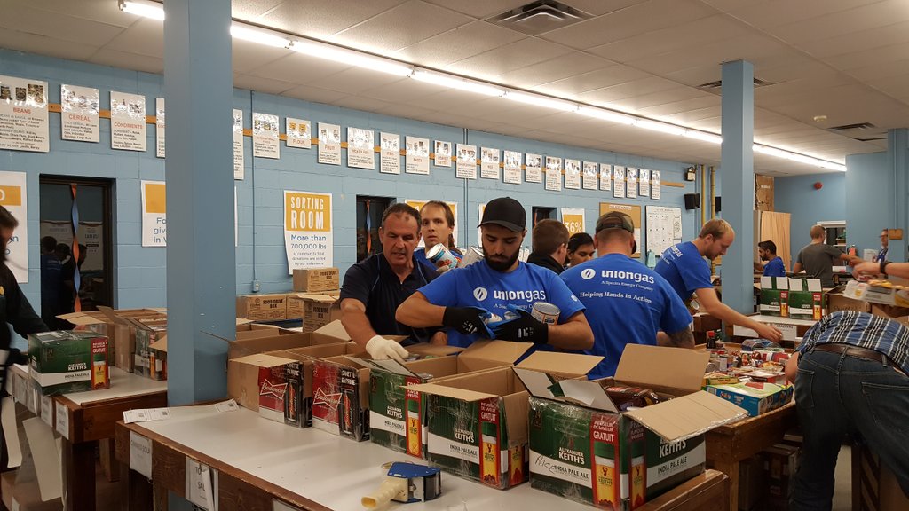 FoodBankWatReg's tweet photo. Competition is hot tonight #GFSC2016 @UnionGas is "All Gassed Up" and sorting like crazy! https://t.co/gvxgVWYQaN