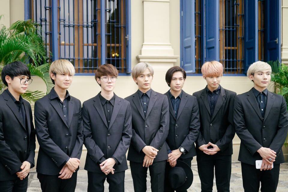 dseven316's tweet photo. เราเดินทางไปที่พระบรมมหาราชวัง ประชาชนมากมายใส่ชุดสีดำ แต่สถานที่นั้นกลับดูสงบเป็นอย่างมาก หลายคนช่วยเหลือซึ่งกันและกัน ทั้งแจกอาหาร แจกน้ำ https://t.co/Ji6sY4KFgW