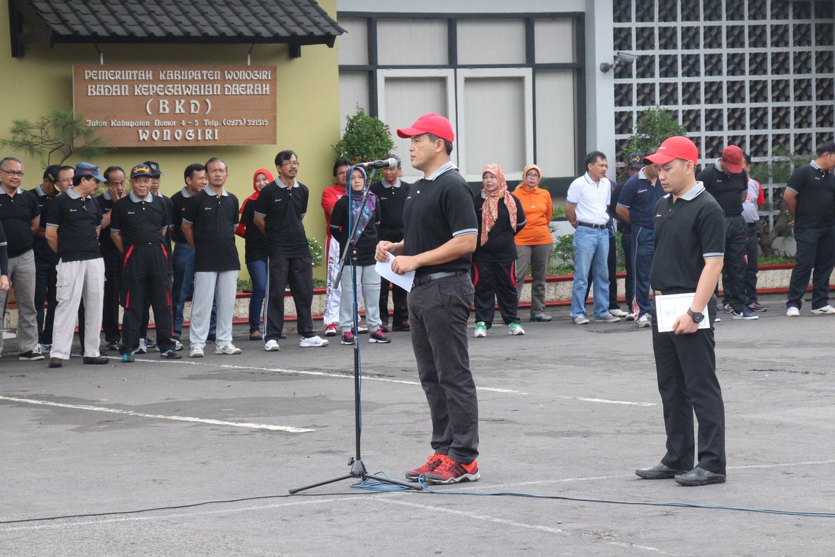 BupatiWonogiri's tweet photo. Apel pagi&amp;olhraga brsm Forkompinda dan pnyrahan hadiah undian Bank Jateng di hlmn pendopo rumdin Bupati (21/10) #SesarenganMbangunWonogiri https://t.co/wFiplNZkrV