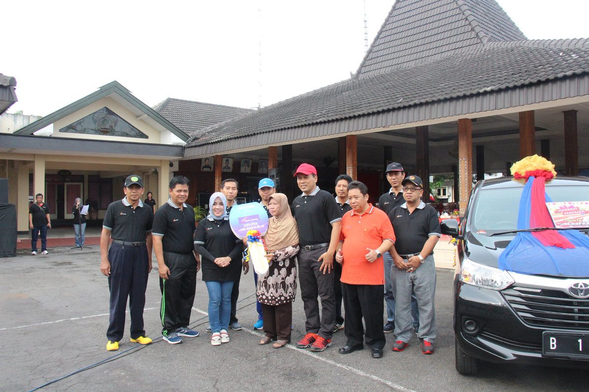 BupatiWonogiri's tweet photo. Apel pagi&amp;olhraga brsm Forkompinda dan pnyrahan hadiah undian Bank Jateng di hlmn pendopo rumdin Bupati (21/10) #SesarenganMbangunWonogiri https://t.co/wFiplNZkrV