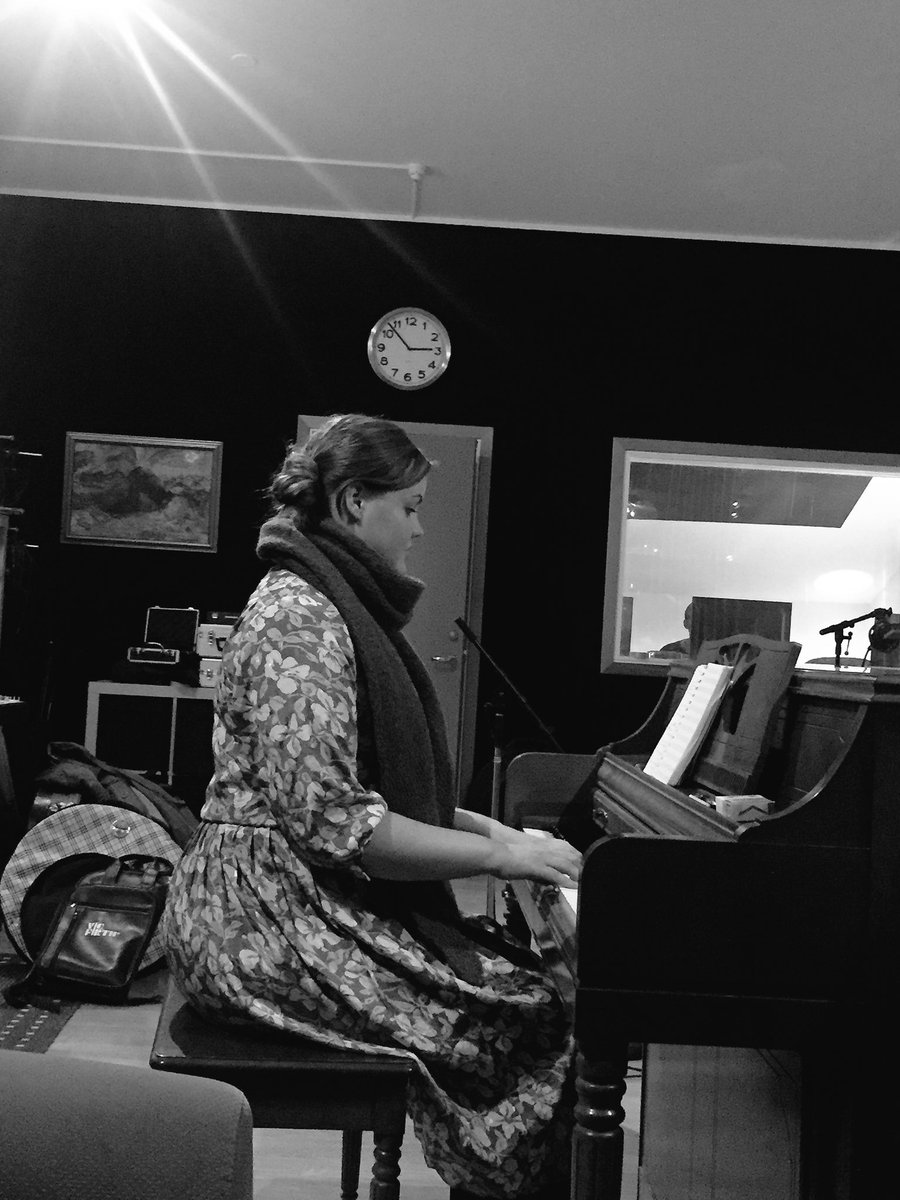 Fórum í stúdíó um daginn og það styttist í lag! We went to the studio last week and recorded a new single! We will share it soon! #hinemoa