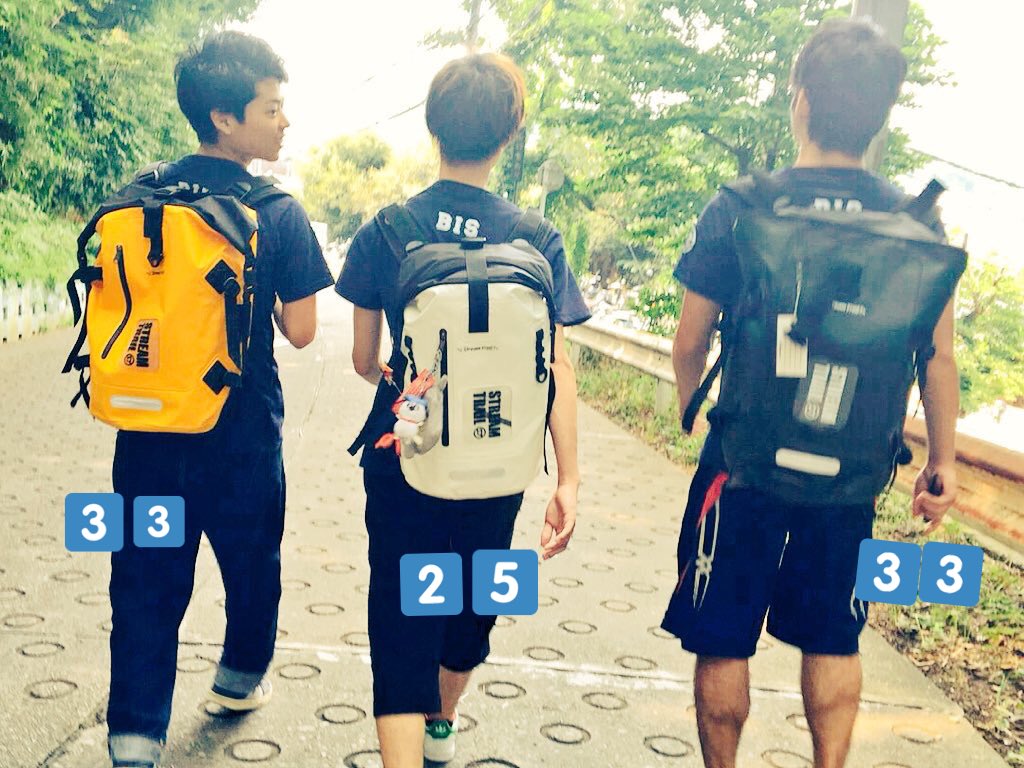 Stream Trail Auf Twitter 通学用でしたらもう1 2サイズ小さい25lか33lでも十分入りますよ 25lだとパソコンクリアファイル筆記用具教科書ドリンク 練習着 シューズ でフル満タンといったところでしょうか 25lと33lのサイズ感はこんな感じです T Co