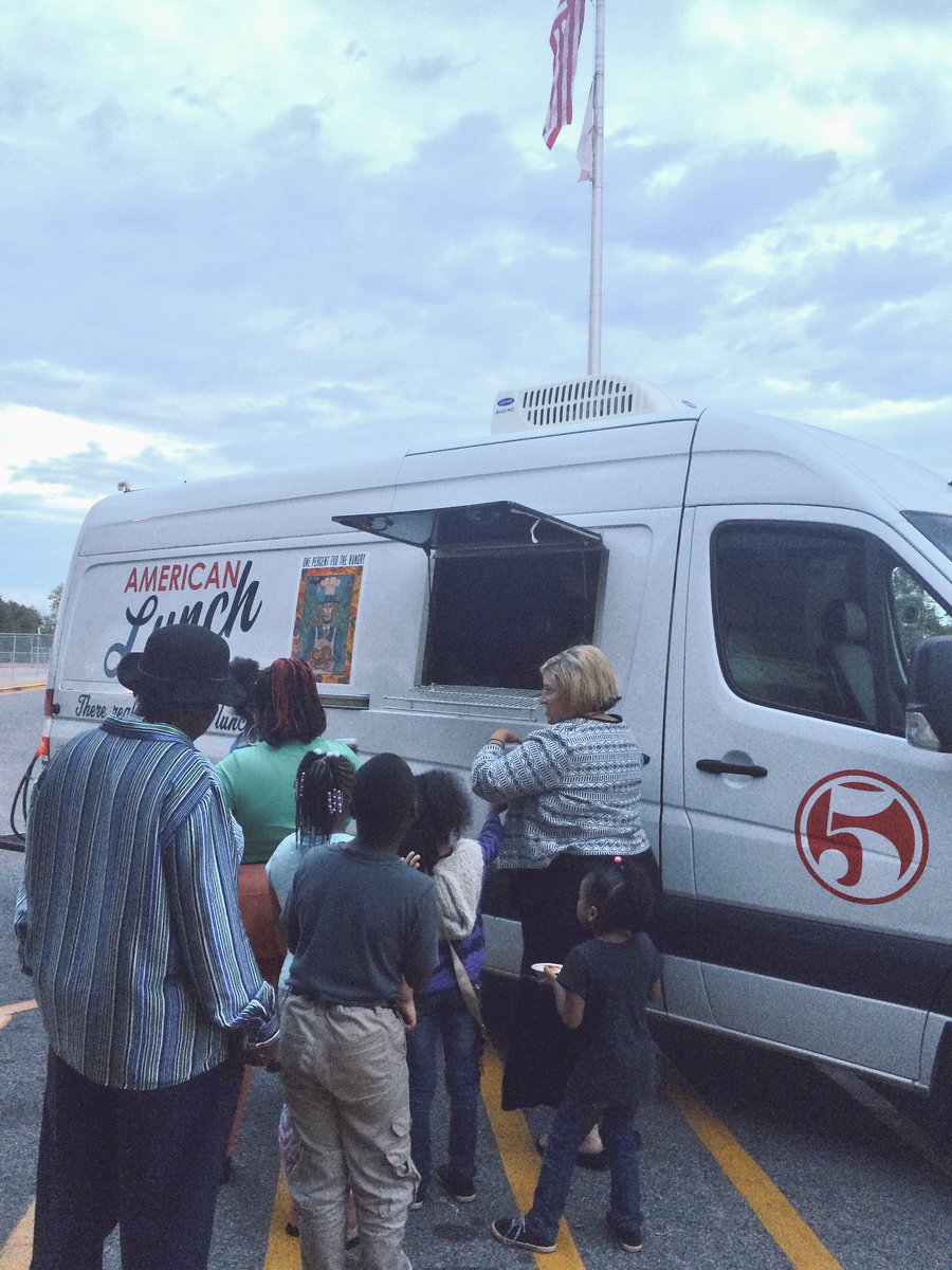primetimeces's tweet photo. Thank you @americanlunch1 & @FIVEtuscaloosa for providing a delicious meal to our Prime Time Families at Central Elementary! #PTCES #CES360 https://t.co/kT290EzDha