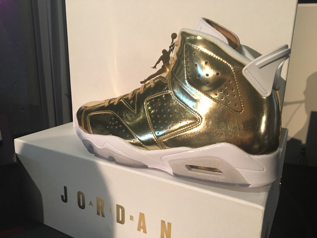 BrendaBraxton8's tweet image. #sneakerheads Do you like? .@Nike holiday #AirJordans limited edition! @RaphaelHouse auction! @KGWNews