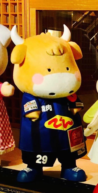 shokuhaku's tweet photo. 仲間がどんどん増えていく。食博アンバサダーになってくれた“焼肉でん”でおなじみの『うっしゃん』。全身にやる気がみなぎっていて嬉しいフピッ♪ https://t.co/ykYW7GvKoD