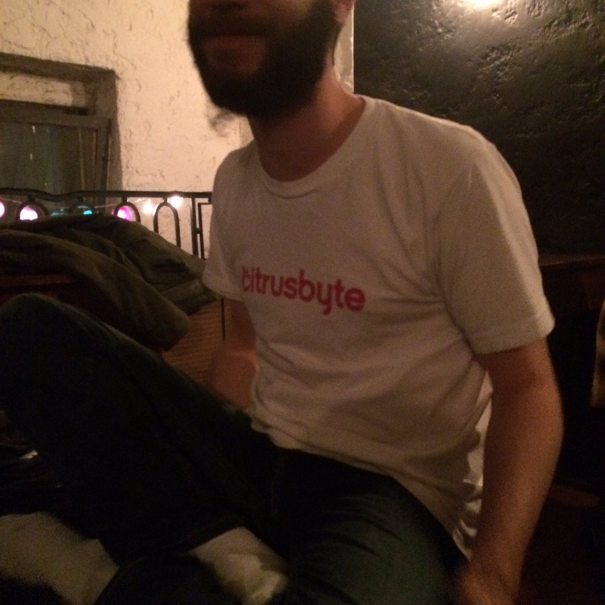 codeshaped's tweet image. Un siempre polémico @grilix vino al aniversario de Codeshaped con una remera de... @citrusbyte